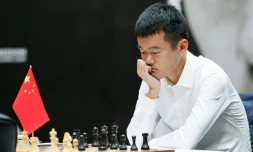 Le champion d'échecs chinois Ding Liren, lors d'une partie du championnat du monde, le 9 avril 2023 à Astana