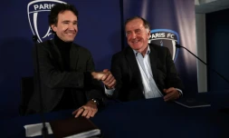 Antoine Arnault (à gauche) et le président du Paris FC Pierre Ferracci le 20 novembre 2024 lors d'une conférence de presse à Orly. Le rachat du club de parisien par la holding familiale de Bernard Arnault a été officialisé vendredi au terme de six semaines de négociations exclusives