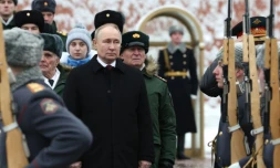 Le président russe Vladimir Poutine assiste à une cérémonie de dépÎt de gerbes sur la tombe du soldat inconnu à l'occasion de la journée célébrant les forces armées russes, à Moscou, le 23 février 2024