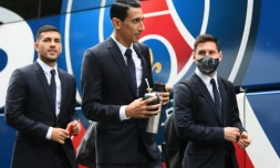 Les joueurs du PSG Leandro Paredes, Angel Di Maria et Lionel Messi en costume Dior le 19 septembre 2021 à leur arrivée au Parc des Princes à Paris