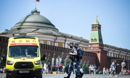 Des soldats de la garde nationale russe en patrouille sur la place Rouge où est stationnée une ambulance, le 18 juin 2021 à Moscou