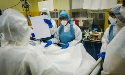 Equipe médicale autour d'un malade du Covid-19 en soins intensifs le 9 avril 2020 à l'hôpital franco-britannique de Levallois-Perret