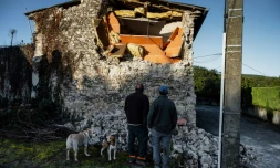 Des habitants du Teil (ArdÚche) inspectent le 12 novembre 2019 les dégùts causés par le séisme de la veille