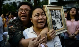 Réactions à Bangkok après la mort du roi de Thaïlande, le 13 octobre 2016
