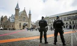 La police militaire hollandaise monte la garde lors d'une patrouille à La Haye, le 23 mars 2016