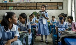 Des écolières en classe le jour du retour à l'école après des semaines de manifestations à Dacca, au Blangladesh, le 18 août 2024