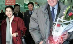 Hein Verbruggen, ancien président de l'Union cycliste internationale et membre du Comité international olympique, arrivant à l'aéroport de Pékin, le 20 février 2001