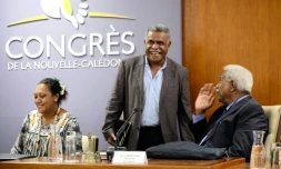 L'indĂ©pendantiste Louis Mapou, tĂȘte de liste de l'UNI-FLNKS, discute avec le prĂ©sident du CongrĂšs CalĂ©donien, l'indĂ©pendantiste Roch Wamytan (UC-FLNKS), Ă NoumĂ©a le 17 fĂ©vrier 2021