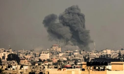 Photo prise depuis Rafah montrant un panache de fumée aprÚs un bombardement sur Khan YounÚs, dans le sud de la bande de Gaza, le 8 décembre 2023