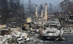 Une voiture et des maisons détruites par le feu à Talent (Oregon) le 15 septembre 2020