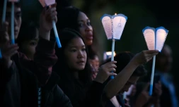 Des pèlerins, flambeau en main, lors de la procession aux flambeaux à Lourdes, le 14 août 2022