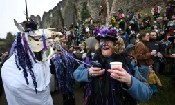 Des participants à la fête traditionnelle du wassail à Chepstow au Pays de Galles, le 18 janvier 2025