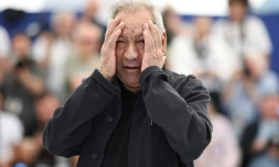 Le réalisateur Tony Gatlif pose lors d'une séance photo pour le film "Ange", le 23 mai 2025 à Cannes