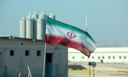 Une photo prise le 10 novembre 2019 montre un drapeau iranien devant la centrale nucléaire de Bouchehr
