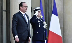 Le président François Hollande, s'apprêtant à recevoir à l'Elysée le président guinéen Alpha Condé, le 11 avril 2017