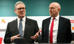 Le Premier ministre britannique Keir Starmer (à gauche) et le secrétaire à la Défense John Healey lors d'une rencontre avec des apprentis de l'entreprise aérospatiale BAE system, à Barrow-in-Furness, dans le nord-ouest de l'Angleterre, le 20 mars 2025
