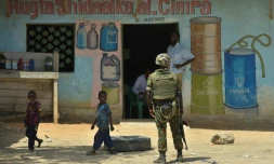Un soldat de la force de l'Union africaine patrouille dans les rues de Kismayo le 15 novembre 2016.