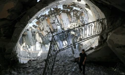 Des Palestiniens inspectent les débris de la mosquée Khaled Ibn Al-Walid, touchée par un bombardement israélien, à Khan Younès le 8 novembre 2023