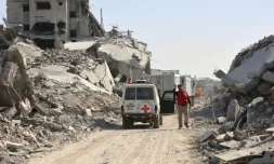 Un membre de la Croix Rouge parmi les décombres à Gaza, le 2 novembre 2025