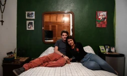 Deux étudiants, Antonio de Muro et sa petite amie, Oriana Garcia, dans la maison des parents d'Antonio, à Caracas, le 4 août 2019.