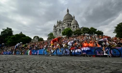 Le peloton passe devant la basilique du Sacré-Coeur à Montmartre lors de la course en ligne hommes des Jeux olympiques de Paris, le 3 août 2024
