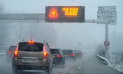 L'alerte neige et verglas a été étendue samedi à de nouvelles régions et le premier pic de froid hivernal est à l'origine depuis vendredi de nombreuses sorties de route