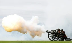 Tirs de coups de canon en l'honneur du nouveau fils du Prince William et de son épouse Kate. Le 24 avril 2018