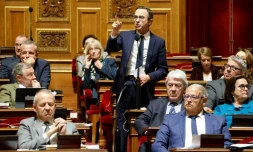 Le patron du groupe "Les Républicains" au Sénat Bruno Retailleau (C) rend la parole lors de l'examen du projet de loi immigration à Paris le 7 novembre 2023