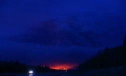 Un colonne de fumée s'élève à Fort McMurray, au Canada, le 4 mai 2016