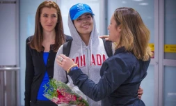 La jeune Saoudienne Rahaf Mohammed al-Qunun (au centre) accueillie à l'aéroport de Toronto, le samedi 12 janvier 2019, par la ministre canadienne des Affaires étrangères Chrystia Freeland (à droite)