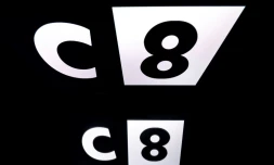 Le logo de la chaîne de télévision "C8", affiché sur l'écran d'une tablette à Paris, le 26 mars 2019