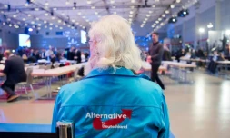 Un membre de la sécurité du parti anti-immigration AfD au congrÚs du parti à Hanovre le 2 décembre 2017