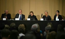 (g-d) L'Ă©quipe d'avocats prĂ©sentĂ©e dans l'enquĂȘte de la BBC intitulĂ©e "Al-Fayed: un prĂ©dateur chez Harrods", Bruce Drummond, Dean Armstrong, Gloria Allred et Maria Mulla et une victime prĂ©sumĂ©e, Natacha (2e d) lors d'une confĂ©rence de presse Ă Londres, le 20 septembre 2024