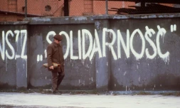 Un homme passe devant le mot "Solidarnosc" peint sur un mur, le 25 août 2020 à Gdansk, en Pologne