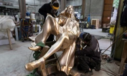 Des ouvriers travaillent sur une statue en bronze de Molière, à la fonderie Coubertin à Saint-Rémy-les-Chevreuse, dans les Yvelines, le 15 mai 2022