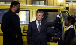 Le président Emmanuel Macron en discussion avec l'artiste nigérian Emeka Ogboh et la présidente de la programmation Africa2020 N&rsquo;Goné Fall, à Paris le 30 septembre 2021