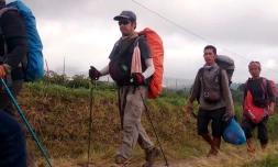 Photo fournie par l'armée indonésienne montrant des randonneurs descendant le mont Rinjani après y avoir été bloqués à la suite d'un puissant séisme, le 30 juillet 2018