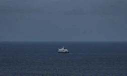 Le navire de croisière MV Hondius, touché par un foyer d'hantavirus, le 6 mai 2026 au large du port de Praia, au Cap-Vert