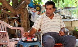 Un homme boit son café à Qlayaa, village chrétien du sud du Liban, le 10 octobre 2024