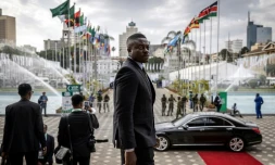 Un garde du corps attend la sortie du prĂ©sident ghanĂ©en Nana Akufo-Addo devant le Centre international de confĂ©rences Kenyatta de Nairobi, oĂč se dĂ©roule le sommet africain sur le climat, le 5 septembre 2023