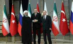 Les présidents turc Recep Tayyip Erdogan, russe Vladimir Poutine et iranien Hassan Rohani ont échangé une poignée de main devant les caméras avant d'entamer les discussions au palais présidentiel à Ankara le 4 avril 2018.