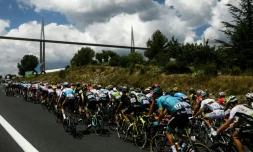 Départ de la 15e étape du Tour de France, les coureurs passant sous le viaduc de Millau et se dirigeant vers Carcassonne, le 22 juillet 2018