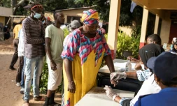 Des électeurs gambiens dans un bureau de vote de Banjul, le 4 décembre 2021