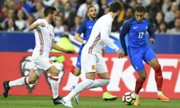 L'attaquant français Kylian Mbappé (d) face à l'Espagne lors d'un match amical, le 28 mars 2017 au Stade de France