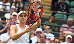 La Kazakhe Elena Rybakina aprĂšs son succĂšs en quart de finale de Wimbledon face Ă l'Australienne Ajla Tomljanovic, le 6 juillet 2022