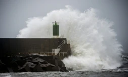 Fortes vagues sur la jetée du port d'A Guarda durant la tempête Fabien, le 21 décembre 2019 en Espagne