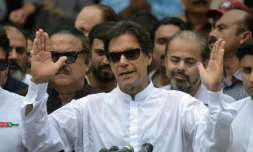 L'ex-champion de cricket et homme politique pakistanais Imran Khan parle aux journalistes après avoir voté pour les élections législatives, à Islamabad le 25 juillet 2018