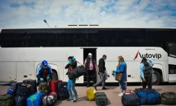 Des saisonniers roumains en partance pour le Royaume-Uni arrivent à l'aéroport de Bucarest le 30 avril 2020