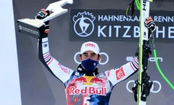 Le Français Johan Clarey, premier quadra sur un podium de Coupe du monde, fĂȘte sa deuxiĂšme place dans la descente de KitzbĂŒhel, le 24 janvier 2021