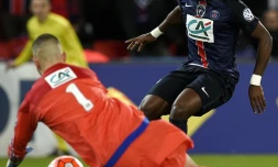 Le défenseur du PSG Serge Aurier (d) face au gardien de Lyon Anthony Lopes en Coupe de France, le 10 février 2016 au Parc des Princes